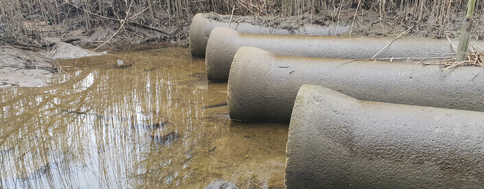 Betonrohre im Priel „Das Loch“ in Overwerder. Foto SLE