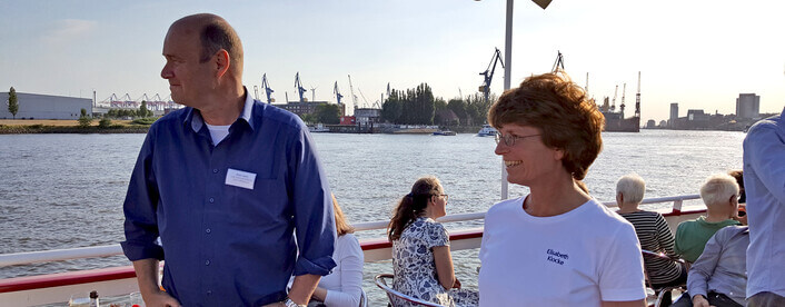 Axel Jahn, Geschäftsführer der Loki Schmidt Stiftung, und Elisabeth Klocke, Vorstand der SLE, bei einer Bootstour auf der Elbe. Foto SLE